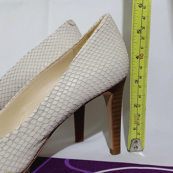 Nine West White/Cream Leather Snakeskin Closed Toe Heels - Size 6.5 M - Picture 16 of 16
